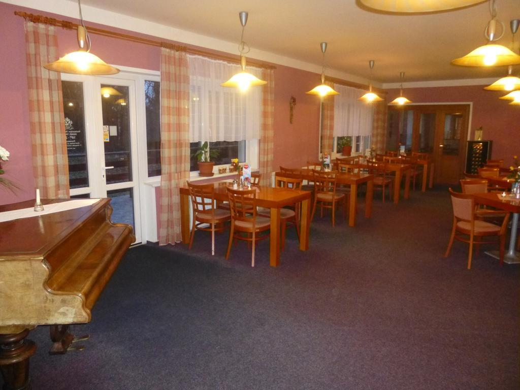 扎提斯弗朗齐谢克拉则尼酒店 Františkovy Lázně 外观 照片