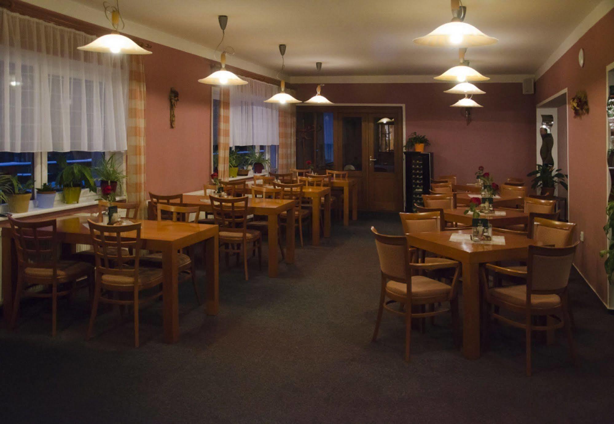 扎提斯弗朗齐谢克拉则尼酒店 Františkovy Lázně 外观 照片