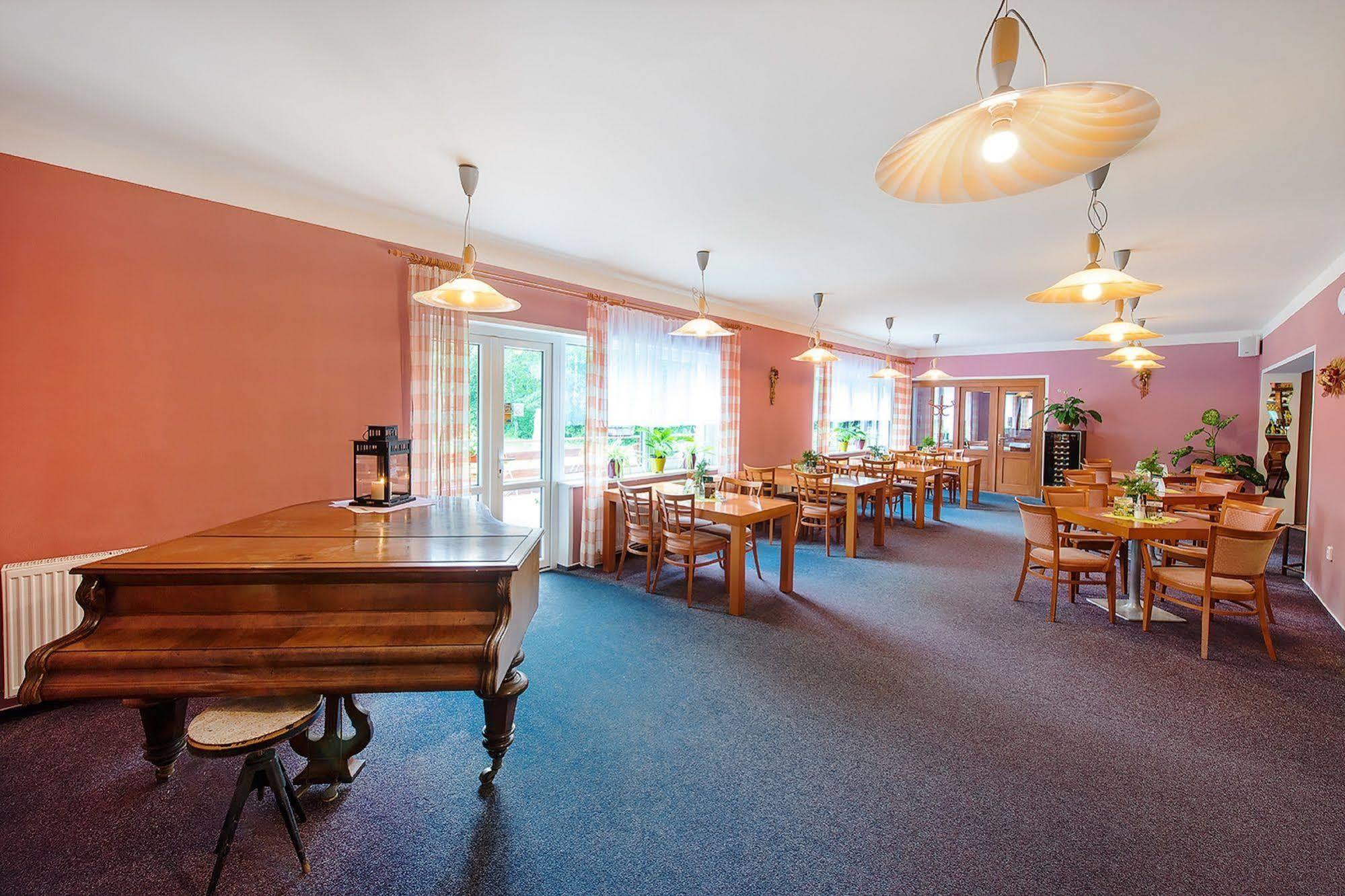 扎提斯弗朗齐谢克拉则尼酒店 Františkovy Lázně 外观 照片