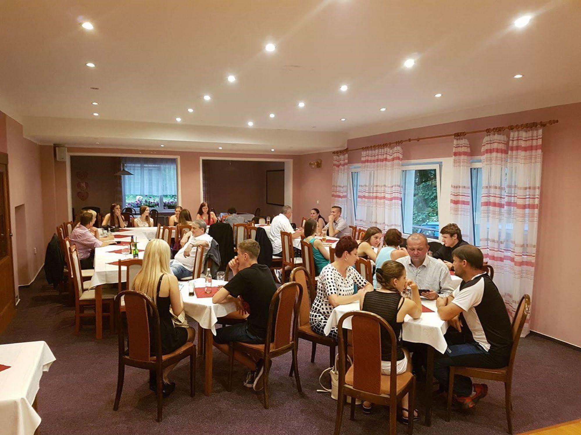 扎提斯弗朗齐谢克拉则尼酒店 Františkovy Lázně 外观 照片